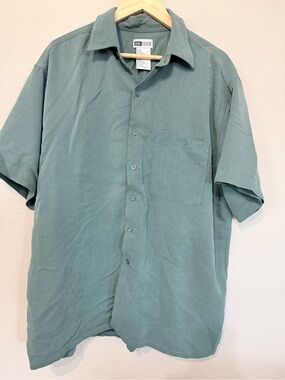 Untied Green Short-Sleeve Button-Up Shirt
